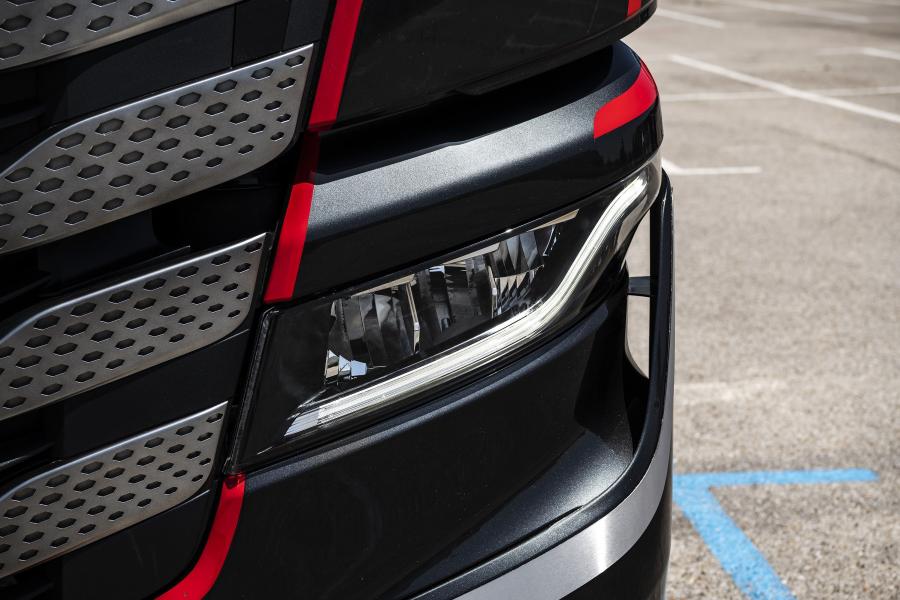 Детали экстерьера Iveco S-WAY Fit Cab Concept 2019 года  (фото 13 из 13)